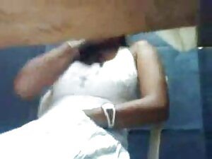 彼女の母親の恋人のコックで彼女のお尻を浸 ...