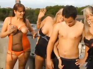 この男は熱心に彼のタイツを引き裂き、ブル ...