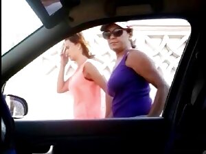 パリへの旅行の後、金持ちの女の子は彼女の ...