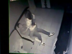 いたずらは言葉なしで友人の舌を与え、彼女 ...