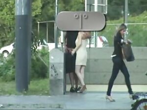 金持ちの男は、ソファの官能的なヤギから完 ...
