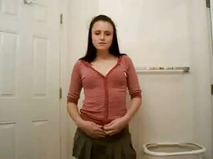 この女の子は新しいポゴを試すために彼女の ...