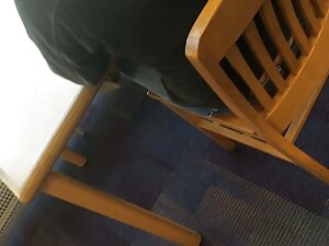 彼は彼の最愛の妻の足元にタイトな兼の一部 ...