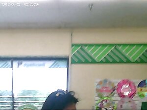 主婦は夫の目の前に行き、台所でチンポをし ...
