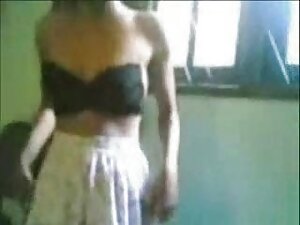 彼女は女性の睡眠習慣を見て、すべてのトル ...